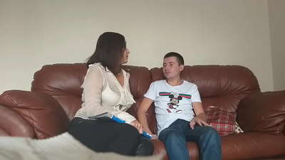 Nwa akwụkwọ ihere mejọrọ onye nkuzi enweghị afọ ojuju (Milf Alina Tumanova)