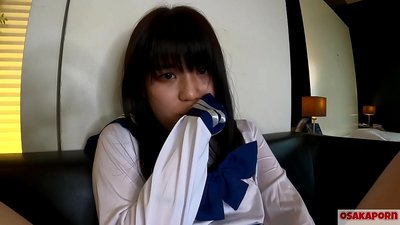 Nwa agbọghọ Japan dị afọ 18 nwere obere nnụnnụ tit squirts na orgasms na mkpịsị aka ya na ihe egwuregwu mmekọahụ. Nwa agbọghọ Eshia nọ n'ụlọ akwụkwọ cosplay ekike na-enye ihe na-agba agba na vidiyo onye na-amu amu. Mao 7 OSAKAPORN.